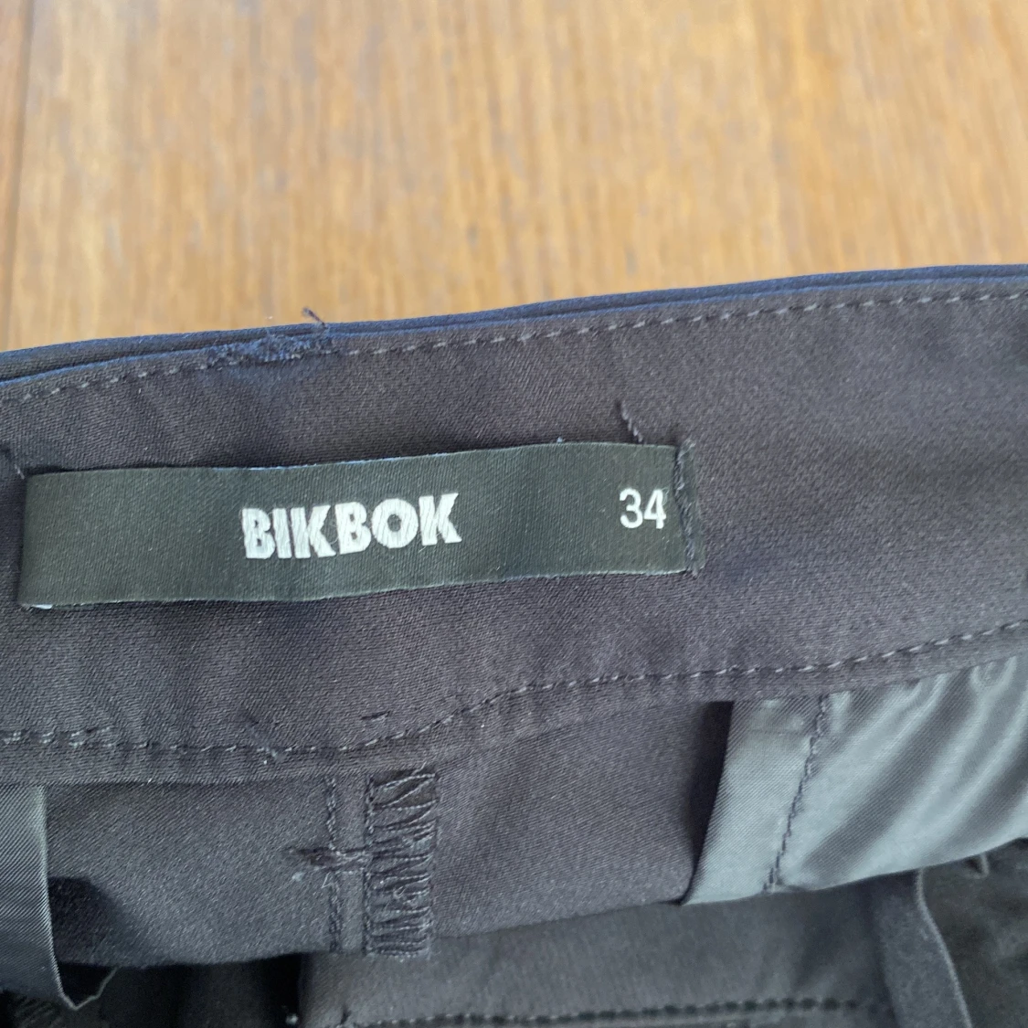 Svarta kostymbyxor från BikBok - 2