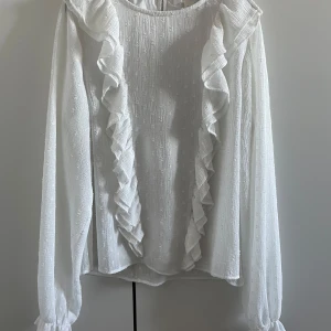 Vit volangblus - Så fin volangblus som passar så bra nu till våren 💕💕strl 164 men passar mig som har xs