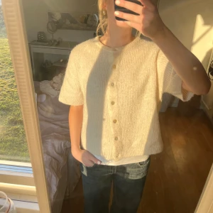 Beige kort kofta - Beige kort kofta från Gina, så fin!! 