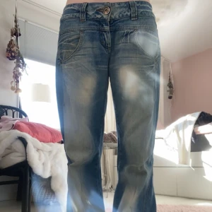  Lågmidjade vintage jeans - Snygga blå jeans från only med en klassisk femficksdesign och slitna detaljer. De har en knappgylf och en läderpatch baktill i midjan. Utsvängda och lågmidjade. Midjemått 40, innerbens 73💕