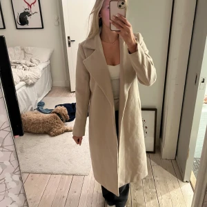 Beige kappa - Säljer en stilren beige kappa från missguided, fint skick och narmal i storlek💓