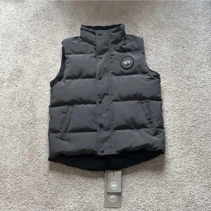 Grå Canada goose väst  - Tjena, säljer nu min riktigt feta gråa Canada goose väst i XS men passar även S. Sprillans ny och bara testad. 