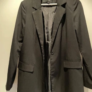 Svart kavaj  - Från Vera moda, storlek 36. Ingen slits där bak. Nyskick, inga som helst fel. 