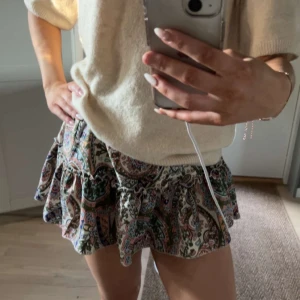 Kjol  - Säljer nu denna jättefina kjolen med fint mönster och volang💗Aldirg kommit till användning alltså inga defekter alls💗Perfekt nu till sommaren💓 Skriv vid funderingar 