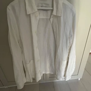 Overshirt A days march - Vit overshirt fårn A days march, storlek small, sitter lite oversized, nypris låg runt 2000 om jag minns rätt, använt fåtal gånger 