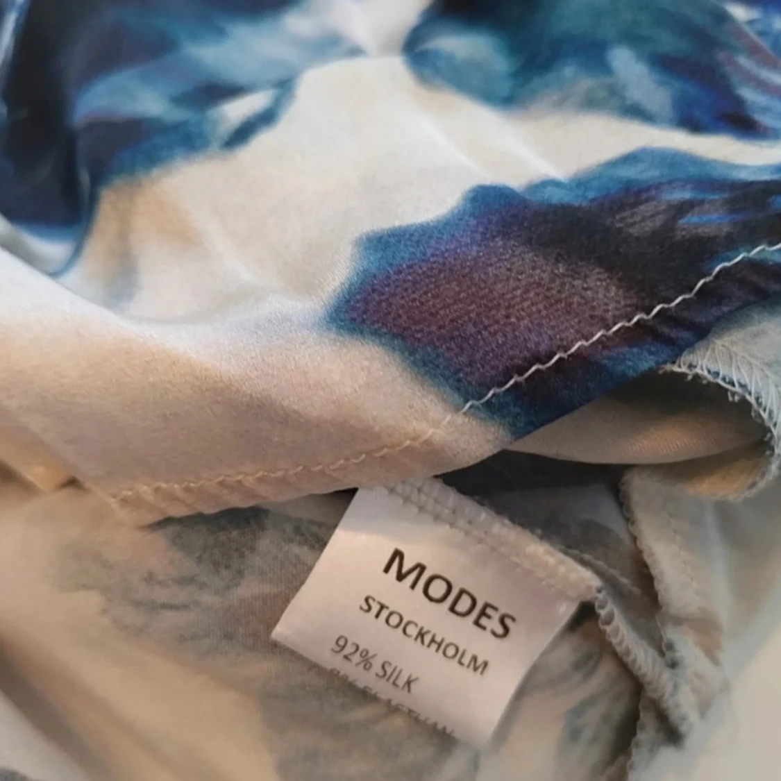 Blommig blus från Modes Stockholm i SIDEN.  - 4