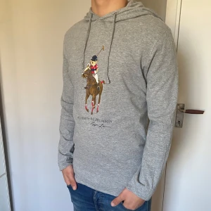 Polo Ralph Lauren Hoodie  - Säljer en tunn raffe hoodie perfekt till våren & sommaren! Storlek: M, modellen på bild är 178cm lång & väger 70kg, passar större| Skick:8/10, inga defekter| Nypris: 1700kr, vårat är 575kr| Skriv gärna vid intresse! 