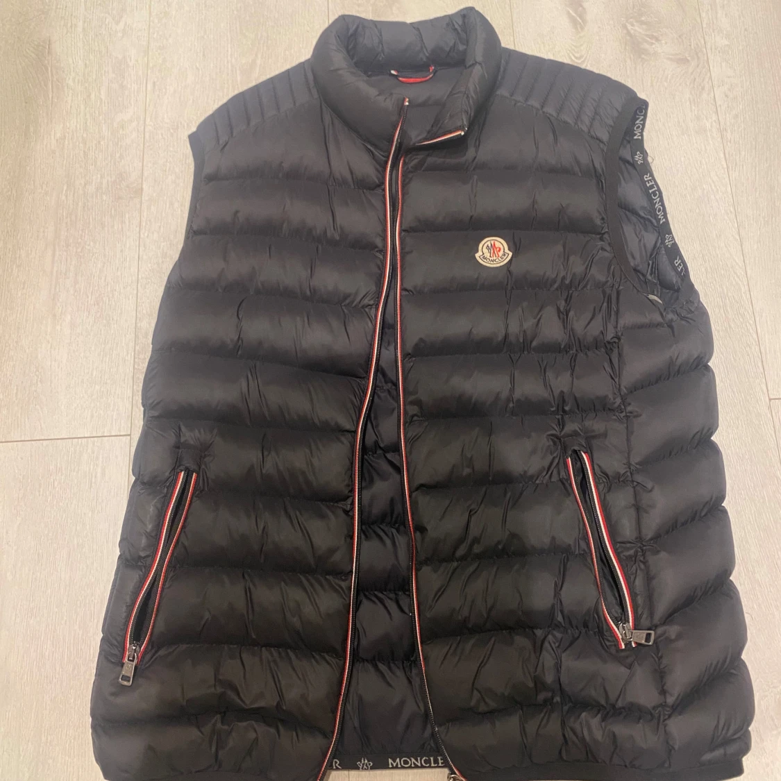 Svart dunväst från Moncler