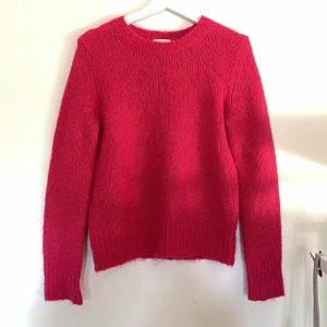 Dries Van Noten stickad tröja - Stickad tröja från Dries Van Noten. Damstorlek Small. Sjukt skönt material. Borstad yta. Hör av dig vid frågor.