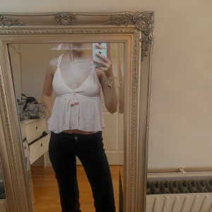 Somrig topp från Zara - Säljer den här gulliga toppen från zara som är perfekt till sommaren eller utomlands🌸 köpte den förra sommaren men kommer inte till användning längre💖💖