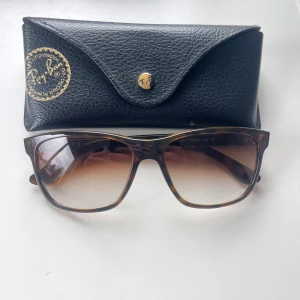 Rayban boyfriend liknande glasögon - Säljer dessa rayban solglasögon i modell 4181 vilka liknar deras populära modell boyfriend mycket. Glasögonen är i superfint skick och fodral medkommer. Skriv vid frågor eller om ni vill diskutera priser.