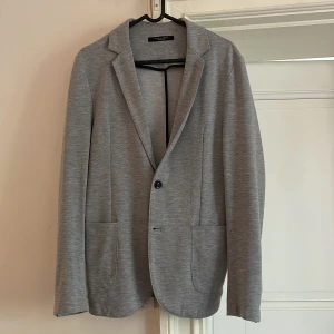 Zara kavaj - Grå tygkavaj från Zara i mycket bra skick. Storlek S, på bilden är jag 183cm och väger 74kg och den är lite liten.