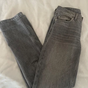 Grå jeans från 157 - Snygga grå jeans från 157 med en klassisk design. De har en rak passform och är tillverkade i ett slitstarkt denimtyg. Perfekta för en avslappnad stil.