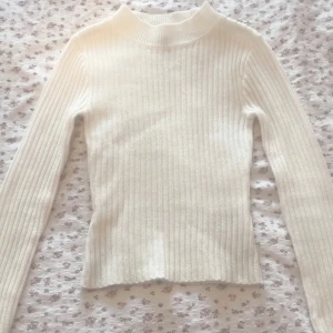 Vit ribbad tröja från H&M Divided - vit långärmad tröja från H&M. Fint skick och nästan helt oanvänd. 