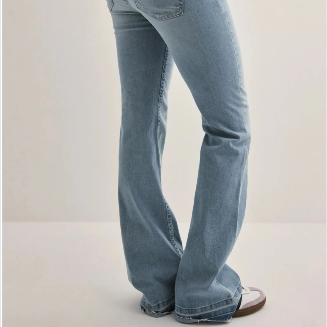 Ljusblå bootcut jeans - 2