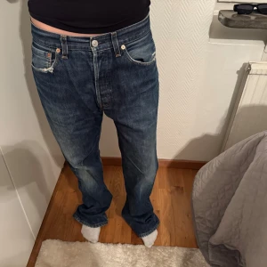 Blå jeans från Levis - Vintage jeans från Levis, raka i modellen, så snygga💕 passar mig som har 36-38 i byxor 