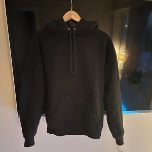 Svart hoodie tryck it på köp nu - Så skön Hoodie från bikbok!! Något nopprig💗