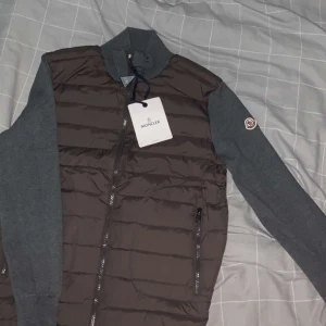 Moncler Cardigan - Tja! Säljer en helt ny moncler cardigan i storlek M. Den är grå och är väldigt fin. Perfekt för den kommande vädret då vi går in mot ljusare dagar. Rikigt stilren och passar många olika stilar. Hör av er vid frågor. INGA BYTEN