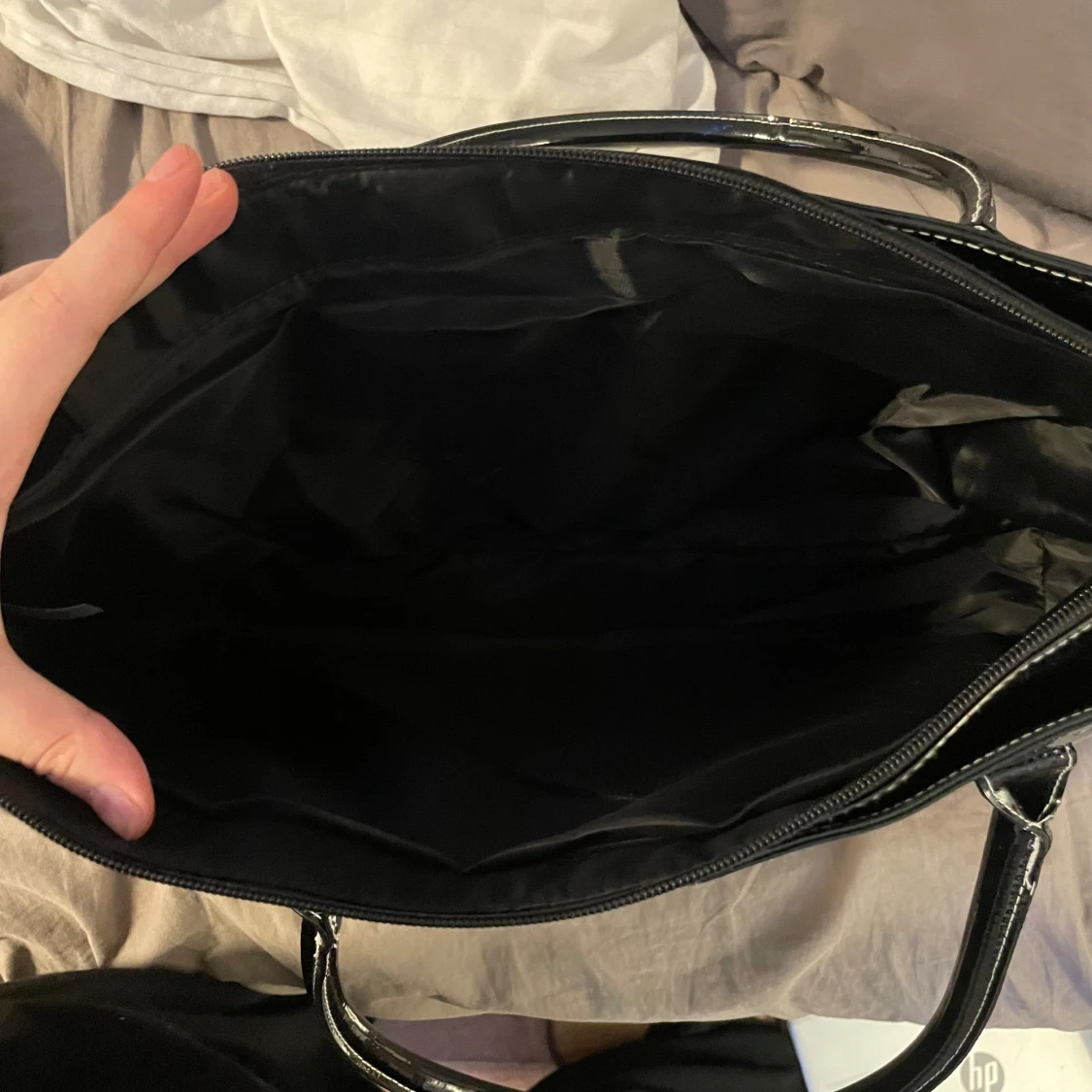 Svart glansig handväska - 2