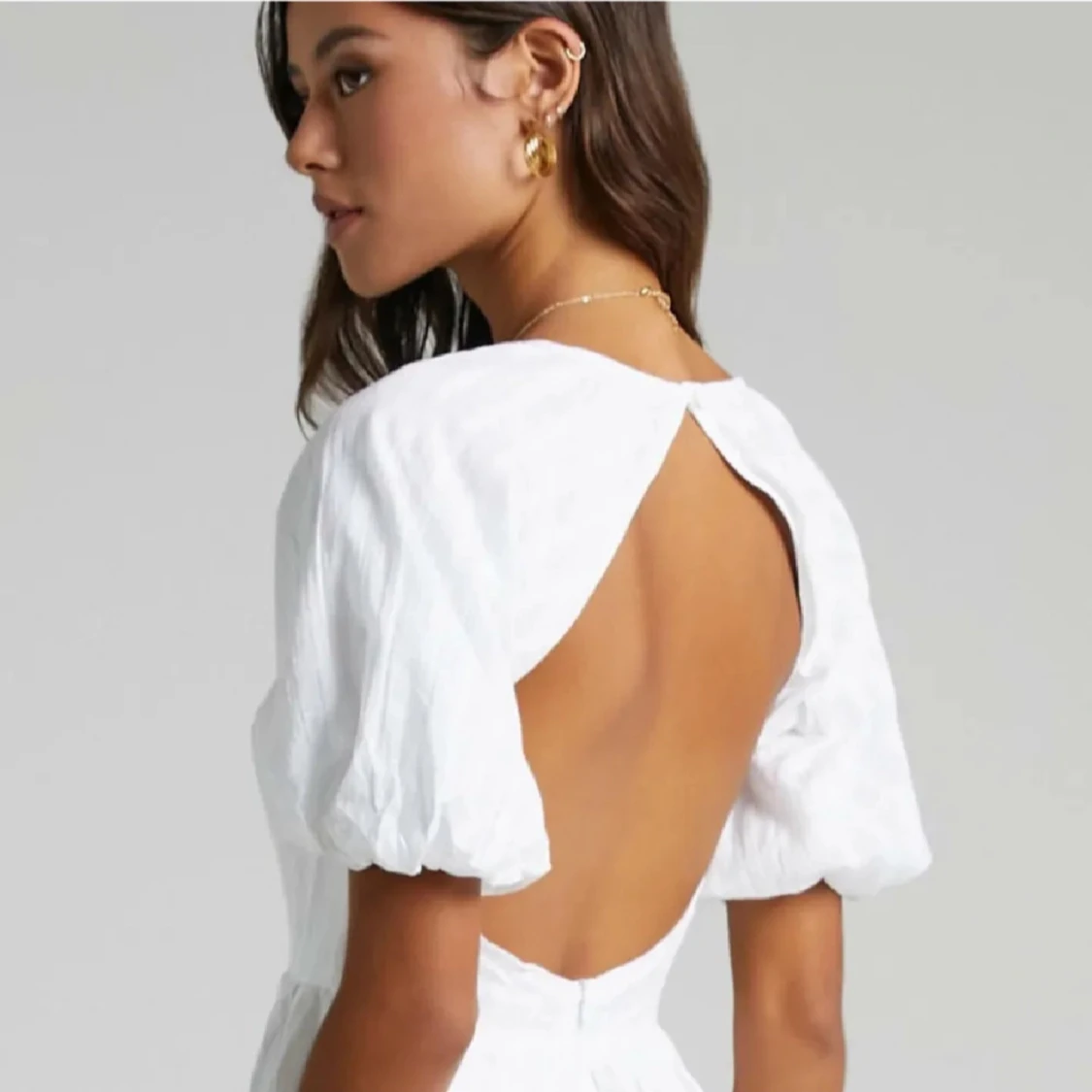 Vit kortklänning med öppen rygg - 1