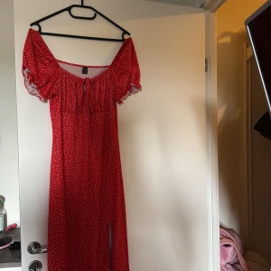 Röd prickig klänning - Charmig röd klänning med vita prickar från SHEIN. Den har en söt knytning framtill och en slits. Klänningen är offshoulder med korta puffärmar