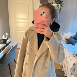 Beige kappa - Säljer denna beiga kappan i storlek XS. Jag skulle säga att den är stor i storleken, då jag i vanliga fall ha S/M. Den är köpt på Ullared, men märket är Zink. Den är använd ett fåtal tillfällen. Hör av dig om du funderar över nått! Priset går att diskutera. 🙌🏻🧚‍♀️