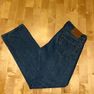Levis 501 - Säljer mina Levis 501 för jag inte har någon användning av dem. Dem är nästan i nyskick har använt dem typ 5 gånger, Storleken (30/30) Nypris: ~1000kr  Mitt pris: 350