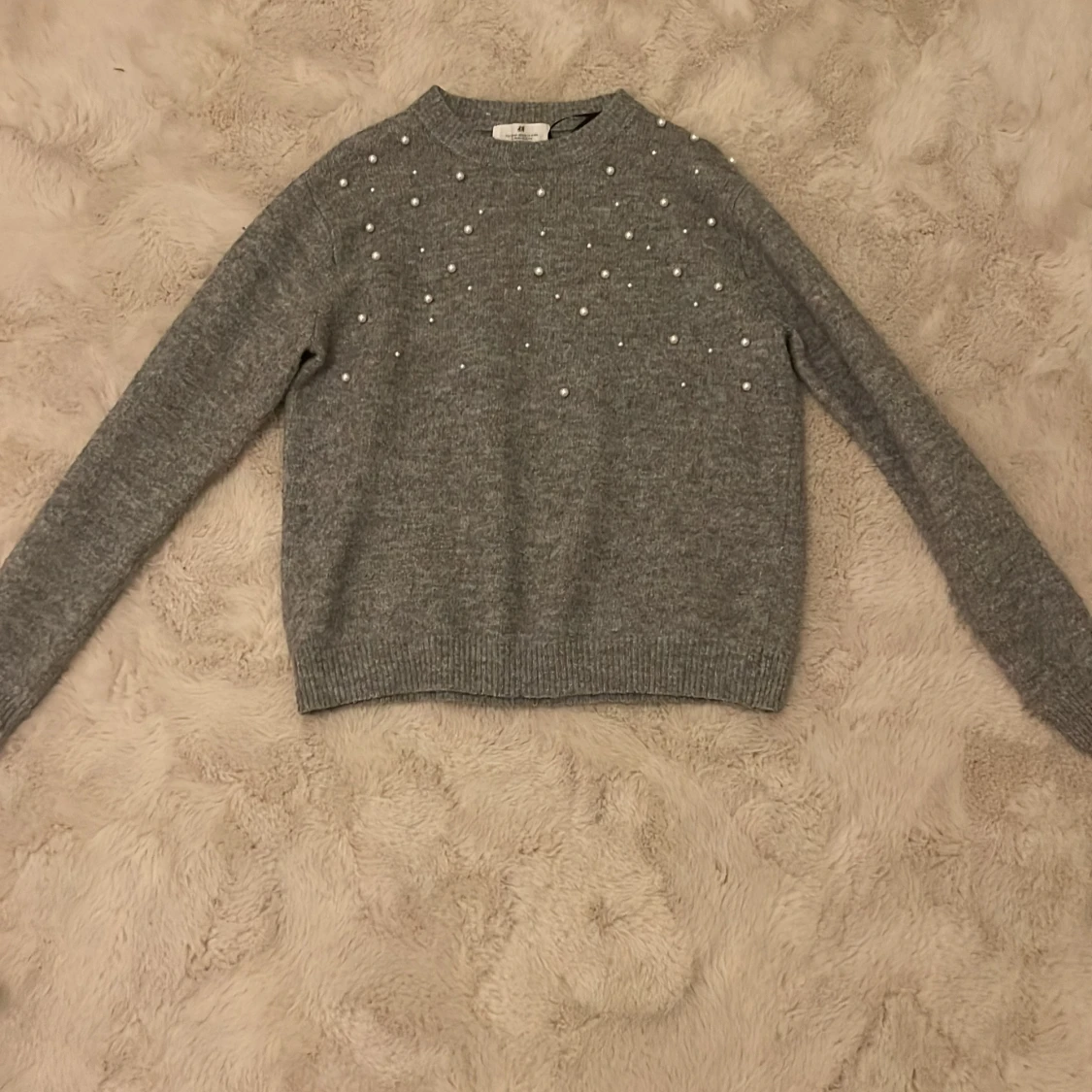 Grå stickad tröja med pärlor från H&M