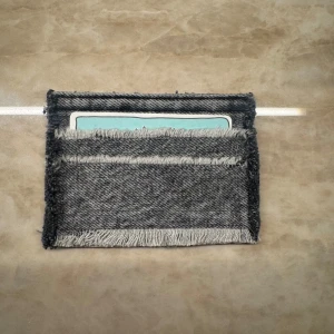 Grå jeanskorthållare  - Grå korthållare i återvunnet jeans som är hållbar, unik och handgjord med snygg fransig look. Korthållaren har två fickor som rymmer flera olika kort samtidigt. 