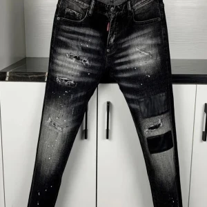 Dsquared2 jeans  - Svarta Dsquared jeans med slitningar 