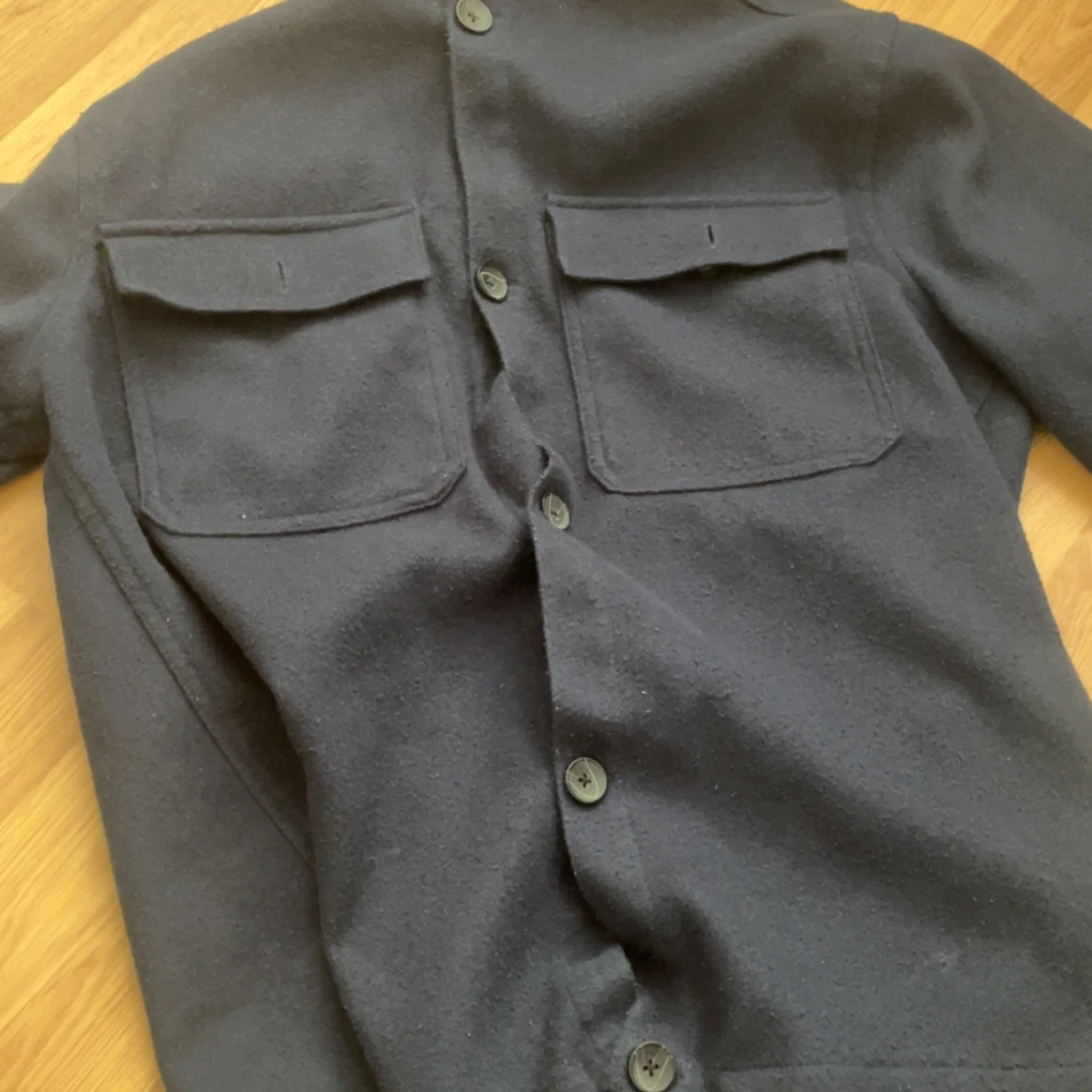 Svart overshirt med knappar