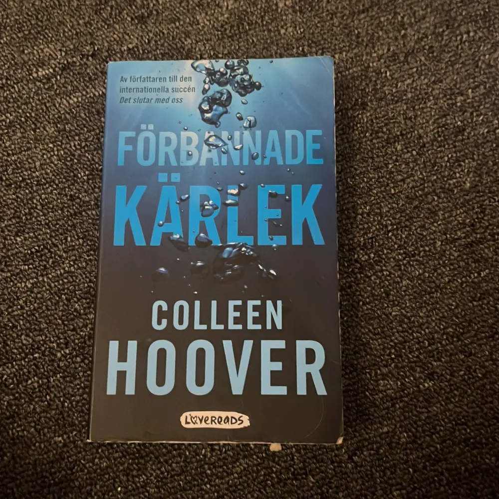 Säljer boken 'Förbannade Kärlek' av Colleen Hoover, bra skick på boken. Böcker.