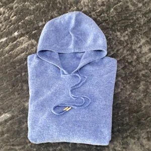 Kashmir/Merino Hoodie - Tja! Säljer denna helt nya Hoodien! As fet färg, inga defekter! Tyvärr inga tags alls, men den passar M perfekt (175-185)! Snörenas längd går att ändra och metallbitarna går att ta av för en Soft Goat look! Vid minsta fråga är det bara att höra av sig!🌟