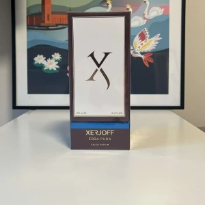 Xerjoff Erba Pura Eau de Parfum 100ml - Till salu: Xerjoff Erba Pura Eau de Parfym, 100ml. Jag säljer en flaska Xerjoff Erba Pura som är oöppnad, aldrig använd. Den kommer i originalförpackning och är i perfekt skick. Kontakta mig för mer information eller om du är intresserad!