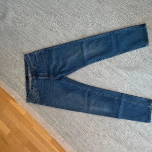 Blå jeansbyxor - Tre 