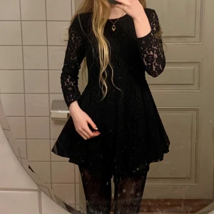 Svart spetsklänning - Supersöt klänning som tyvärr inte kommer till användning. Den har mycket puff i kjolen 🖤
