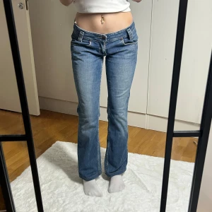Lågmidjade bootcut jeans lee vintage lowwaist utsvängda jeans  - Från lee, storlek 27. Jeansen är fint uppsydda och passar en lite kortare person. Se mått. Innerbenslängd:74 midjemått:37 stretch till 39. Köp sker via köp nu, jag postar 24h. Kvar tills markerad såld 