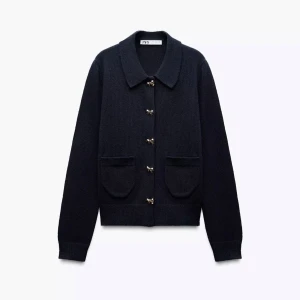 Svart kofta från Zara - Mörk blå kofta från Zara som inte kommer till användning då den inte föll mig i smaken. Använd 1 gång, som ny. Storlek M men sitter som en S. Köptes för 399