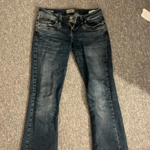 LTB jeans - Snygga blå jeans med bootcut-stil. De har en klassisk femficksdesign och en bekväm passform. Perfekta för en avslappnad look.