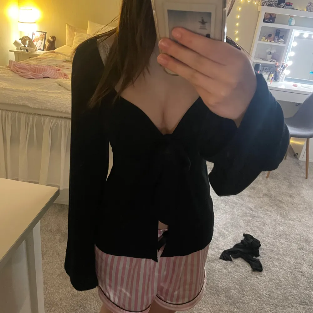 Säljer min jätte fina topp från Design By Si! Jätte bra skick!. Yläosat.