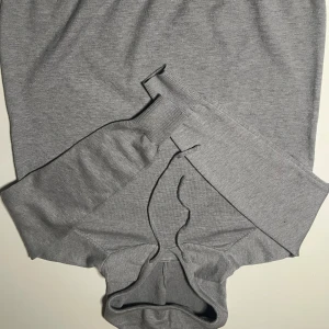 Grå Kashmir hoodie - Säljer en stilren grå Kashmir hoodie. Perfekt för våren. Pris går att diskutera 