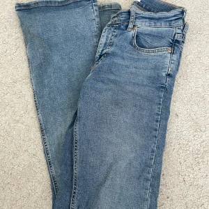 Flared jeans - Super trendiga flared jeans från Gina Tricot. Super snygg modell i storlek 34🌟