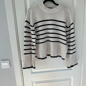 Stickad tröja - Bra skick och nästan ny