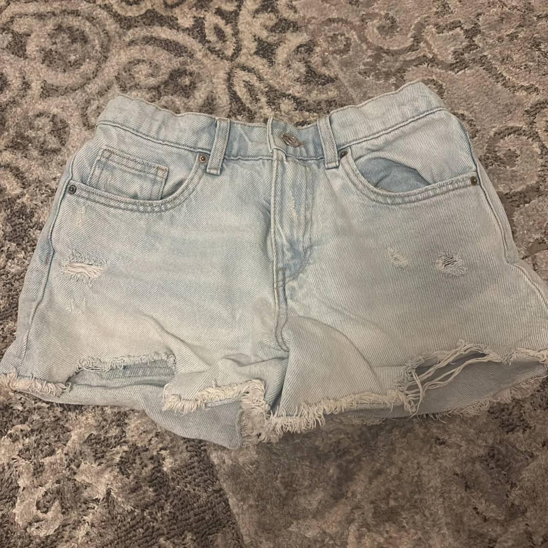 Ljusa jeansshorts från Zara