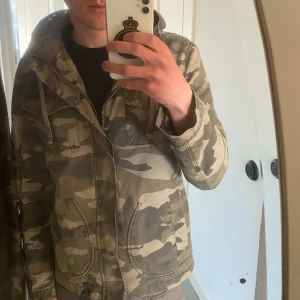 Vintage Jack & Jones camo jacka  - Säljer nu min camo jacka som är än äldre Jack & Jones variant. Riktigt snygg och passar perfekt till vädret nu för tiden, hör av er vid mer frågor eller bilder!🍻🙏🏼