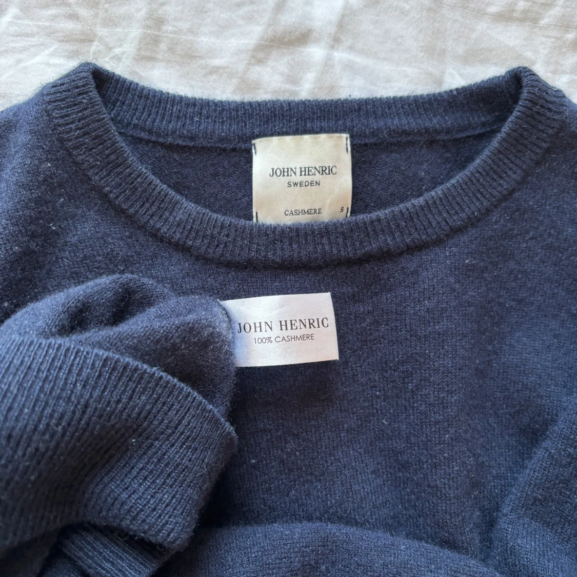 Mörkblå kashmirtröja från John Henric - 1