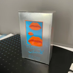 Sea & Sun in Cadaquès Eau de Toilette 50ml - Säljer en flaska Sea & Sun in Cadaquès Eau de Toilette från Salvador Dalí. Flaskan innehåller 50 ml av doften och är tillverkad i Frankrike. Oöppnad 