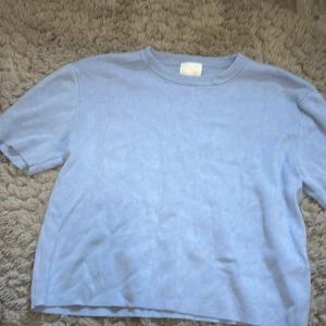 Ljusblå tröja från H&M - Säljer en ljusblå tröja från H&M. Tröjan har en enkel design med korta ärmar och rund halsringning. Perfekt för en avslappnad stil. 💙
