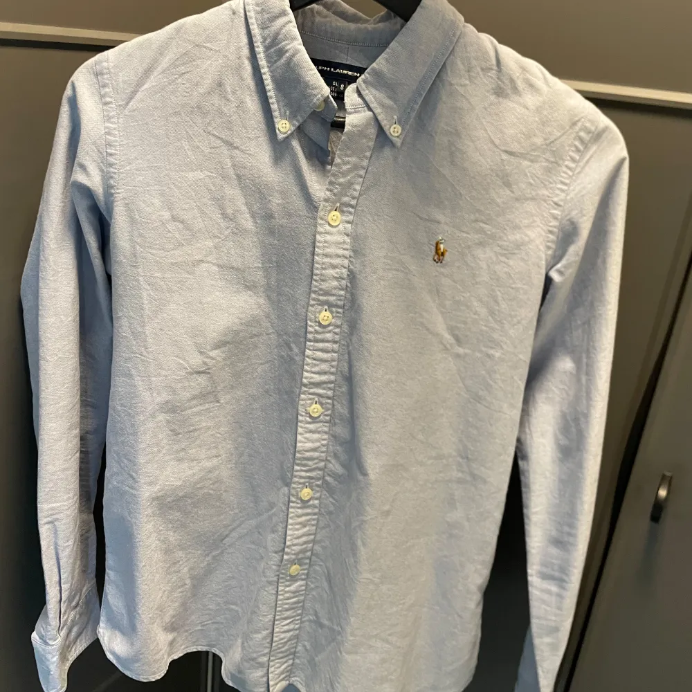 Säljer en ralph lauren skjorta. | inga defekter alls! | skjortan är perfekt nu när värmen börjar komma! | Passar s/ xs (165-175) skriv vid frågor och funderingar!😁. Paidat.