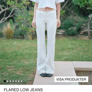 Vita flared jeans - Helt slutsålda Snygga vita flared jeans med låg midja från hm. De har en klassisk femficksdesign och stängs med dragkedja och knapp. Perfekta för en trendig look. Innerbensmått 81 & midja 38. SÄLJER DE EJ FÖR LÄGRE💓💓